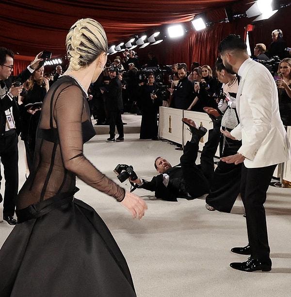 4. Lady Gaga, halıda fotoğraflarını çekerken düşen fotoğrafçının yardımına koştu.