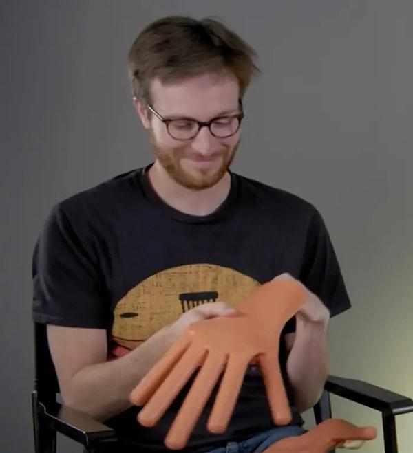 1. Sosis eller gerçek protez eldivenlerdi, CGI teknolojisi kullanılarak yaratılmadı.