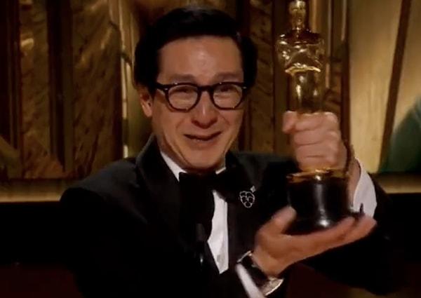 2. Ke Huy Quan yine aynı filmdeki rolüyle en iyi yardımcı erkek oyuncu ödülünün sahibi oldu ve konuşması sırada "Anne, Oscar kazandım!" sözüyle herkese duygu dolu anlar yaşattı.
