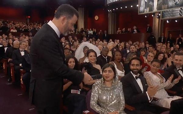 10. Jimmy Kimmel, Malala Yousafzai'e "Merak ediyorum da, bir Nobel kazananı olarak sizce Harry Styles Chris Pine'a gerçekten tükürmüş müdür?" şeklindeki izleyicilerden gelen bir soruyu yöneltti ve Malala Yousafzai ise "Ben sadece barış hakkında konuşurum." şeklinde bir yanıt verdi.