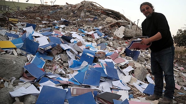 İstanbul Barosu'na kayıtlı avukat Ömer Meşe, Hatay Çevre, Şehircilik ve İklim Değişikliği Müdürlüğü'nün depremlerde hasar gören ve 1'i iş makinesi ile yıkılan 4 bölümden oluşan hizmet binası enkazında 22 gün nöbet tuttu.