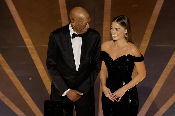 Ödül gecesinde dikkat çeken noktalardan bir tanesi de, törene sunucu olarak katılan Hollywood'un ikonik isimlerinden Morgan Freeman'ın tek eline taktığı siyah eldivendi.