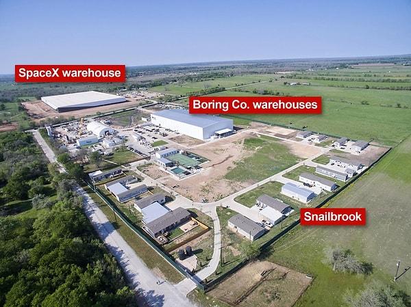 The Post, Elon Musk'ın Tesla, SpaceX ve Boring şirketlerinin yakınında kendi küçük köyünü inşa edebilmek için küçük bir Teksas mahallesi satın aldığını söylüyor.