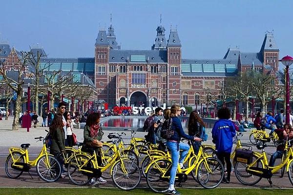 15. “Amsterdam’daki bisiklet kültürü. Pek çok insanın burada bisiklet sürdüğünü biliyordum ama bu kadar park yeri olduğunu bilmiyordum. Bence bu harika bir şey!”