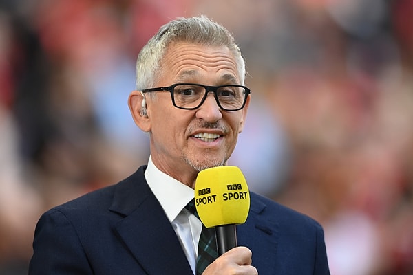 BBC, Lineker’in İngiltere içişleri bakanı Suella Braverman’ın söylemini 1930’lar Nazi Almanyası’nda kullanılan dille karşılaştırarak tarafsızlık kurallarını ihlal ettiğini söylemiş ve efsanenin programa çıkmasını yasaklamıştı.