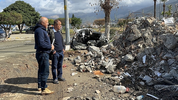 2015 yılında İskenderun Belediyesine zemin iyileştirme yöntemlerini anlattığına vurgu yapan Prof. Dr. Süleyman Dalgıç ise, "Bu alanlarda kesinlikle zemin iyileştirmesi yapmadan yüksek katlı bina yapmamak gerekiyor ama biz yapmışız. Bunun bedelini ağır ödedik." dedi.