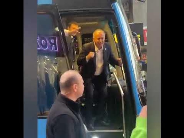 Muharrem İnce'nin geçmiş dönemde seçim otobüsünde yaptığı bir dans sosyal medyada bir akım haline geldi.