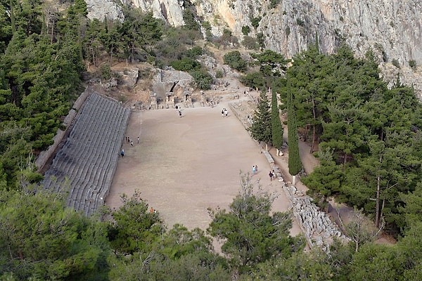 Delphi Stadyumu, her biri birbirinden merdivenler ile ayrılan 12 farklı tribüne de ev sahipliği yapıyordu.