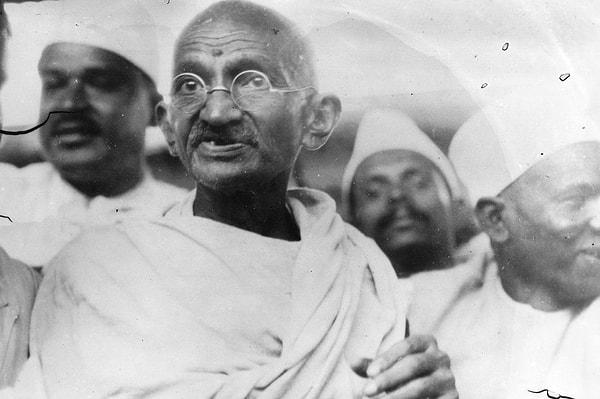 4. Gandi, Hindistan'da alınan Britanya tuz vergisine karşı 1930'da yaptığı 400 kilometrelik Tuz Yürüyüşü ile halkın başkaldırısına öncülük etti.