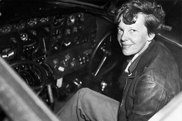 1. Amelia Earhart, ikinci kez ekvatoru dönme girişiminin öncesinde kokpitte otururken. Earhart, bu uçak yolculuğundan geri dönmedi...