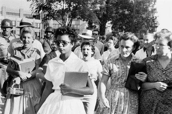 6. Elizabeth Eckford, Little Rock Central Lisesi'ndeki derslere katılan dokuz siyahi öğrencilerden biriydi.