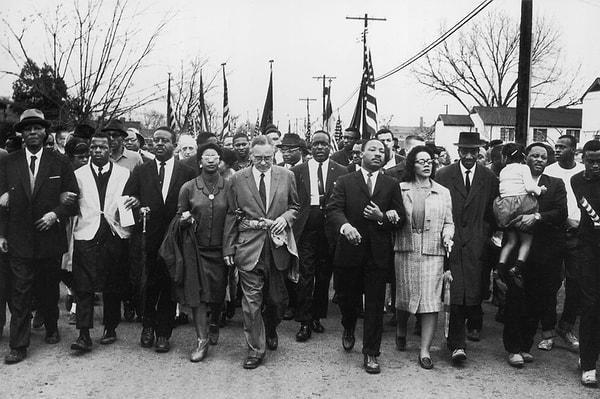 7. Martin Luther King ve eşi Coretta Scott King, 1965 yılında Alabama'nın Selma kentinden eyalet başkentine giden 87 kilometrelik yolda "Siyahilerin oy kullanma hakkı" için yürüyüş yaptı.