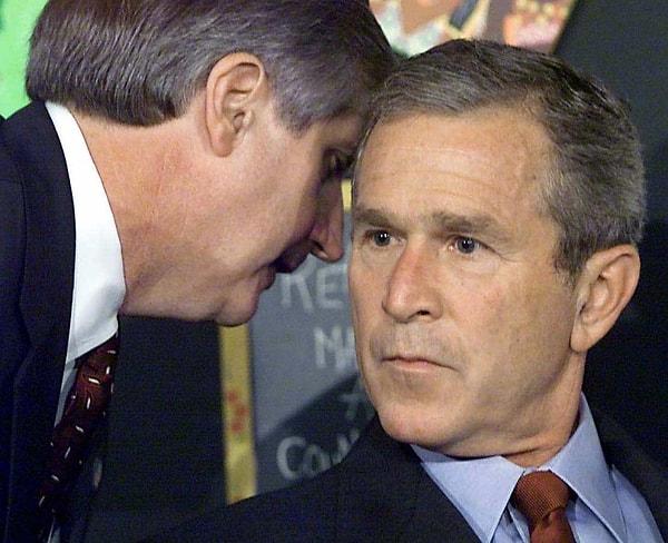 10. 11 Eylül 2001 yılında Sarasota İlkokulu'nda çocuklara hikaye okurken İkiz Kule saldırısının haberini alan dönemin başkanı George W. Bush.