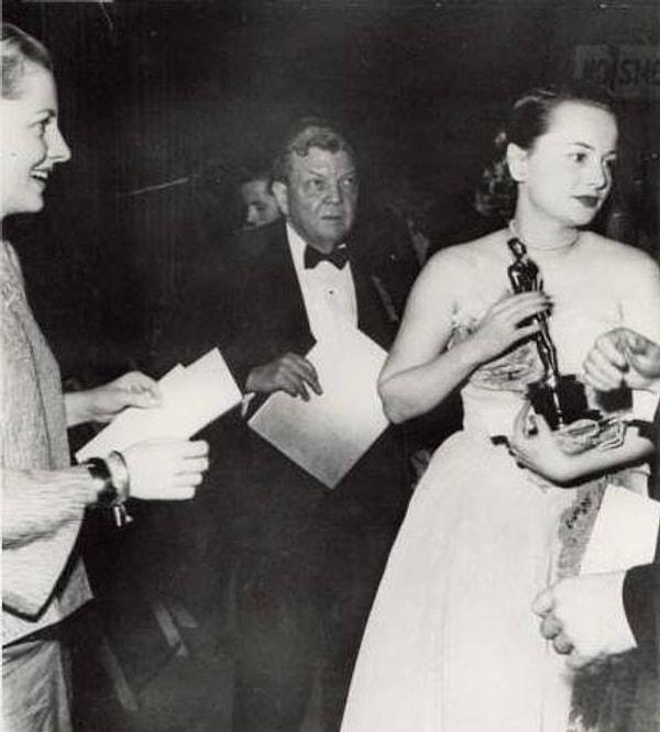 2. Kız kardeşler Olivia de Havilland ve Joan Fontaine, Joan'ın doğumundan beri anlaşamazdı. 1942'de ikisi de 'En İyi Kadın Oyuncu' ödülüne aday gösterildi ve medya bunu "Kız Kardeşlerin Savaşı" şeklinde manşetlere taşıdı. O zamanlar daha az tanınan Joan, ödülü kazandığında ablası Olivia'nın masanın üzerinden atlayıp saçlarından yakalayacağını düşünmüş.