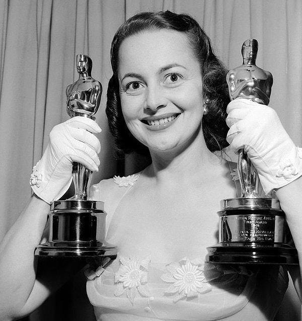 3. Olivia de Havilland nihayet 1947'de ilk Oscar ödülünü kazandığında Joan Fontaine onu tebrik etmek istese de Olivia, kız kardeşini reddetti.