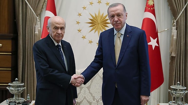 Her ne kadar Cumhur İttifakı’nın ortaklarından MHP’nin genel başkanı Devlet Bahçeli ‘adayımız Erdoğan’dır’ dese de AK Parti’den resmi adaylık açıklaması henüz gelmedi.