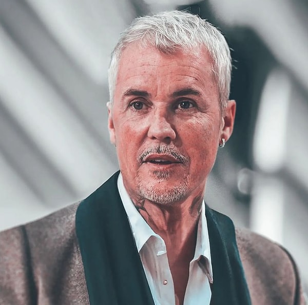 Так непривычно видеть его зрелым мужчиной: