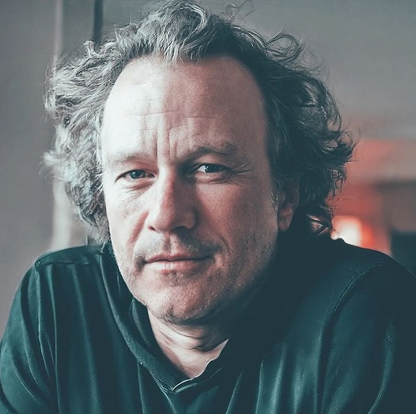 Вот как он мог выглядеть в прошлом году в возрасте 43 лет: