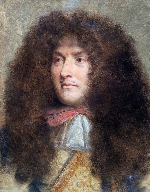 Bu Hırvat askerlerin bir kısmı 1646'da Paris'e geldiler ve enteresan düğümlü atkıları yedi yaşındaki bir çocuğun dikkatini çekti. O çocuk Fransa Kralı XIV. Louis idi.
