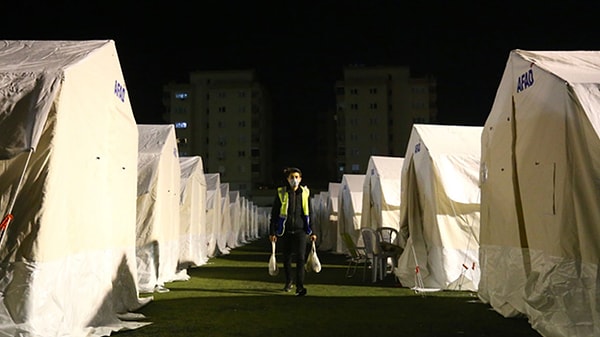 Deprem bölgesinde hala büyük sıkıntıların yaşandığı ifade eden Gökhan Zan, 37 gündür duş alamayan vatandaşların olduğunu söyledi.