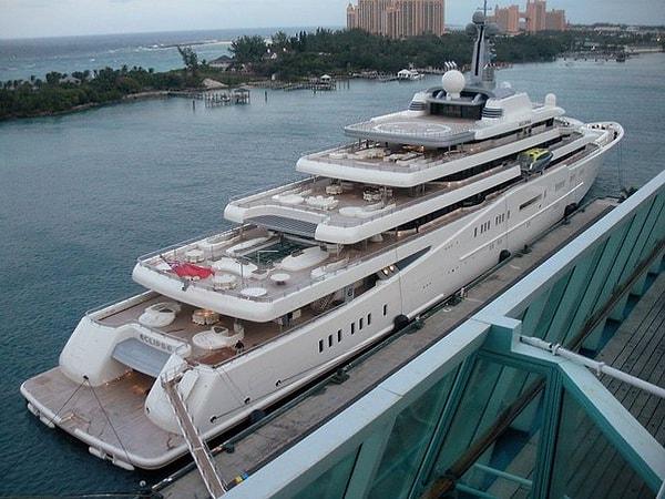 5. Roman Abramovich, dünyanın en büyük ve en pahalı yatı olan Eclipse'in sahibi. 2010 yılında piyasaya sürülen Eclipse, 9 güverte, 16 metre uzunluğunda bir havuz, bir disko, 20 jet ski, 4 motorlu tekne ve 2 helikopter pistine sahip. Yatın değeri 1.2 milyar dolar.