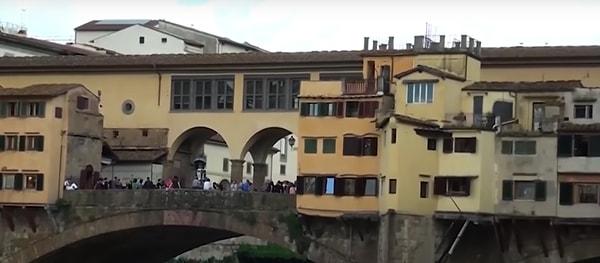 Şu an Floransa’ya gittiğinizde göreceğiniz o köprü, 1345 yılından beri orada duruyor çünkü 1218 yılında inşa edilen orijinal köprü bir sel felaketi sırasında yıkılmış ve birebir aynısı inşa edilmiş.