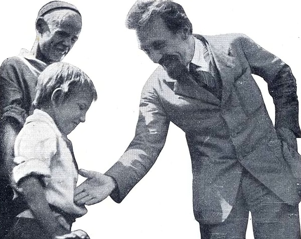 На этой фотографии Алексей Иванович Рыков, советский партийный деятель, здоровается с пионером, но тот знает устав и руку не подает