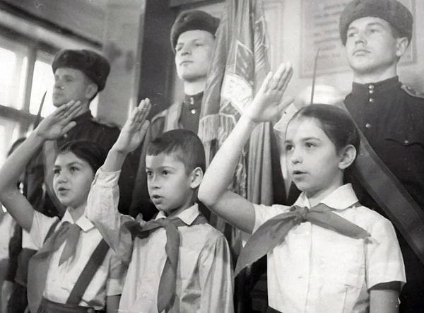 Приветствовать полагалось только салютом. Дело в том, что в начале XX века в СССР бушевали эпидемии тифа и холеры