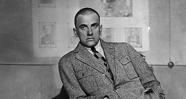 Отказаться от рукопожатия призывал и Маяковский: «Долой рукопожатия! Без рукопожатий встречайте друг друга и провожайте!»