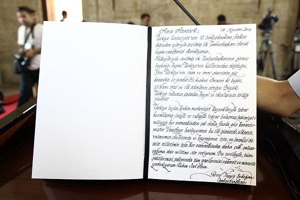 Anıtkabir'i birçok kez ziyaret eden Cumhurbaşkanı Erdoğan'ın da hattatlara benzetilen güzel el yazısı da aynı şekilde gündeme gelmişti.