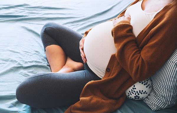 Hamileliğin ilk haftalarında yapılmaması gereken bazı durumlar vardır. Doktorlar hamileliğin ilk aylarında anne adaylarından bazı hareketlerden kaçınmalarını ister. Bunlar;