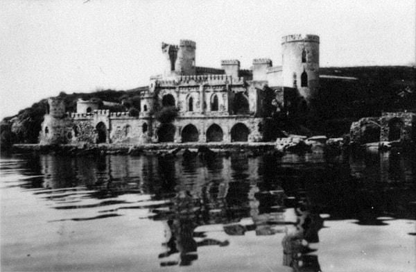 Osmanlı döneminde ise 1858-1865 yılları arasında elçilik yapan İngiliz Henry Bulwer, Sultan Abdülmecid’in izniyle adayı satın almıştır. Bulwer, Aziz Ignatius Manastırı’nın kalıntıları üzerine yüksek burçlu bir şato inşa ettirmiştir.