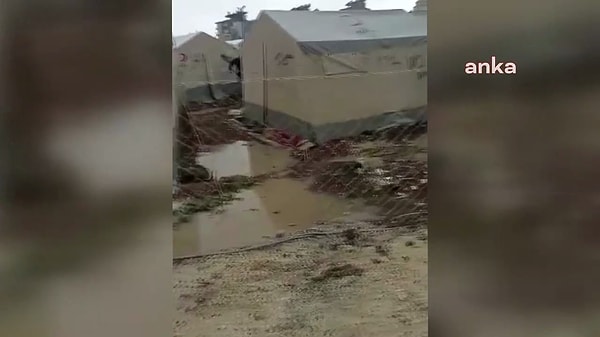 Adıyaman’ın Karapınar Mahallesi’ndeki çadırkentte yaşayan depremzedeler, bölgede yağan yağmur nedeniyle çadırlarını su bastığını söyledi.