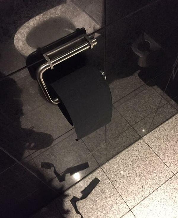 5. "Otelin tuvaletindeki tuvalet kağıdı siyah."
