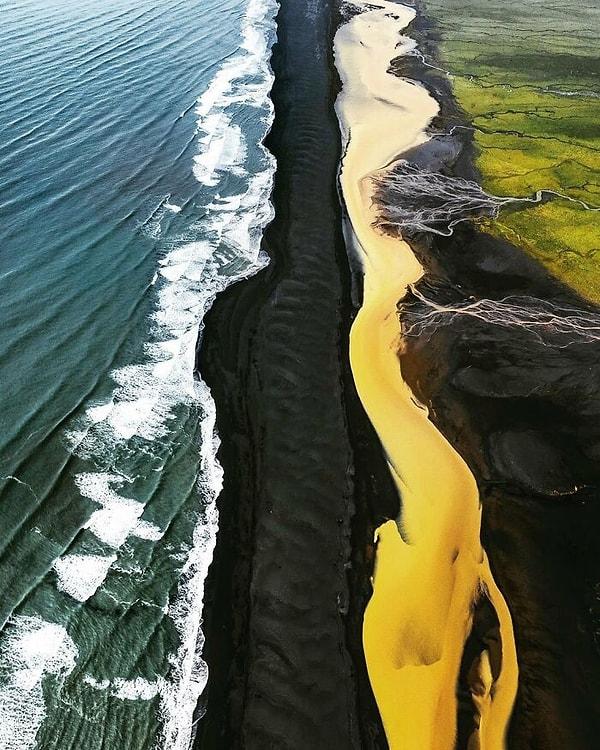 14. "Burası İzlanda'da yeşil tarlanın, siyah kumsalın ve mavi denizin buluştuğu yer."