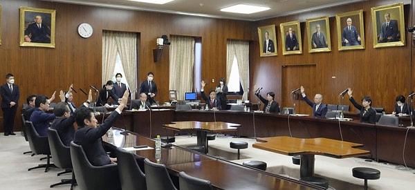Parlamenter kariyerinin akıbetine yönelik yapılan oturumda, iktidar ve muhalefet cephesi milletvekillerinin oyuyla, Higaşitani'nin milletvekilliği düşürüldü.