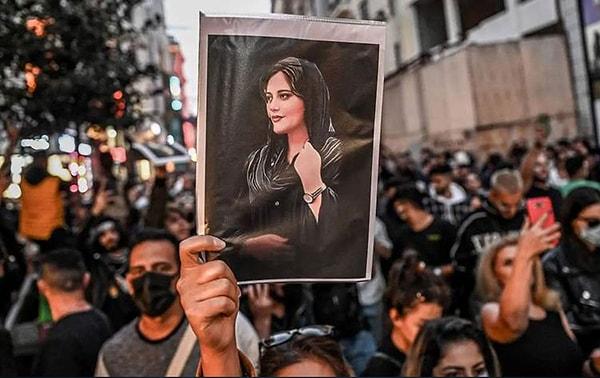 İranlı kadınlar 2022'den beri zorunlu başörtü kullanımını protesto ediyor.