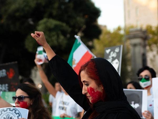 Gösteriler küresel bir boyut kazanırken, İran bu kez eczanede çalışan kadınlara siyah başörtü takma zorunluluğu getirdi.