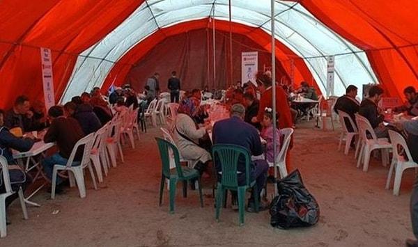 Saadet Partisi’nin kurduğu aşevi çadırı bir hafta daha aynı yerde depremzedeye hizmet verecek, daha sonra Battalgazi ilçesi sınırları içindeki çadırkent bölgesine taşınacak.