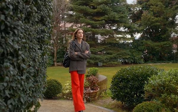 10. Devin'in babasının evine giderken giydiği kahverengi kaban Zara marka ve 799,99 TL. Turuncu pantolon Massimo Dutti, 699,99 TL.