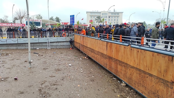 Çıkarılan itfaiyeciler, üst geçide çıkmayarak, su altında kalan vatandaşları da kurtarmak için çalışma başlattı.