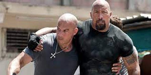 Dominic Torreto rolündeki Vin Diesel, Luke Hobbs'u canlandıran Dwayne Johnson'a sosyal medyadan "geri dön" çağrısında bulunmuştu. Fakat Johnson, Diesel'i insanları manipüle etmekle suçlamış ve net bir dille bu çağrıyı reddetmişti.
