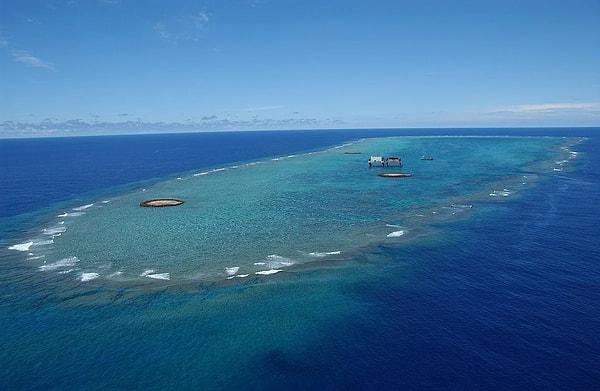 1982'den sonra Japonlar, Filipin Denizi'nin ortasında bulunan bu kayaları bir ada haline getirmek için 600 milyon dolar harcadı.