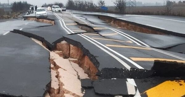 Kahramanmaraş merkezli yaşanan depremlerde özellikle yeni yapılan karayollarında yaşanan hasar görüntülere yansımıştı.