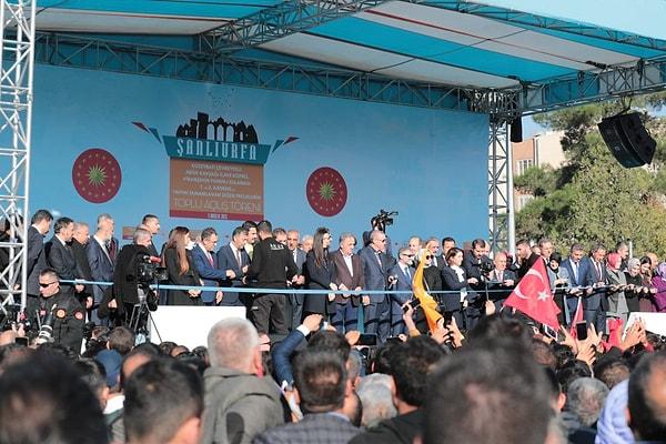 Şanlıurfa'da Aralık ayınca toplu açılış törenine katılan Cumhurbaşkanı Erdoğan görüntülü olarak Belediye Başkanı Zeynep Abidin Beyazgül'e bağlanıyor.