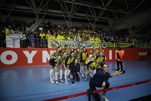Fenerbahçe Opet, CEV Şampiyonlar Ligi gruplarında  Allianz MTV Stuttgart, ŁKS Commercecon ŁÓDŹ, Tenerife La Laguna ile karşı karşıya geldi.