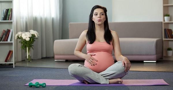 Doğuma az bir süre kala bebeğin doğum kanalına girdiği bilinmektedir. Bunu kolaylaştırmak için doktorlar bazı egzersizler önerir. Doğumu kolaylaştıran bu egzersizler bebeğin doğum kanalına girme olasılığını artırır. Peki bu süreci başlatmak ve rahat geçirmek için anne adaylarının yapması gereken egzersizler nelerdir?