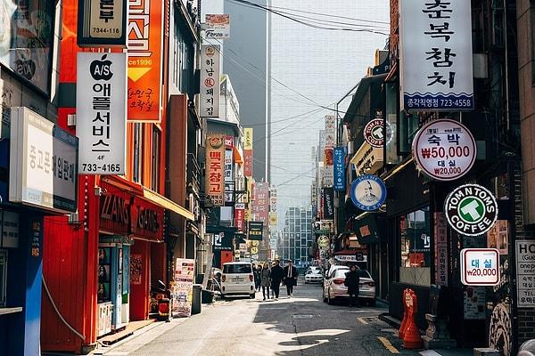 Dünyanın en yüksek çalışma saatlerine sahip olan ülkelerinden biri olan Güney Kore’nin hükümeti, geçtiğimiz günlerde haftalık çalışma süresini 52 saatten 69 saate yükseltecek öneriyi sundu.