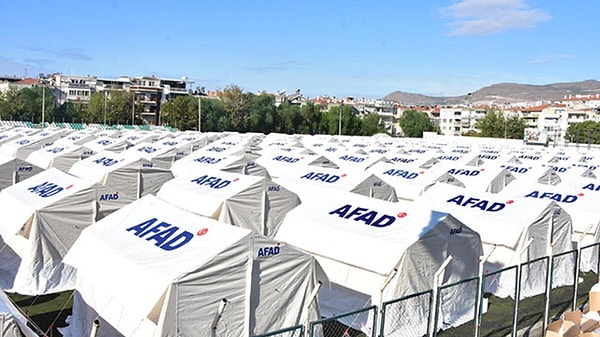 10 ilimizin yerle bir olduğu bu deprem felaketinin sonucunda vatandaşlarımız yakınlarını kaybettiği gibi evleri de harap oldu.