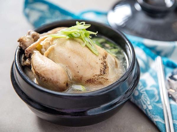 9. Samgyetang (Tavuklu Ginseng Çorbası) - Güney Kore